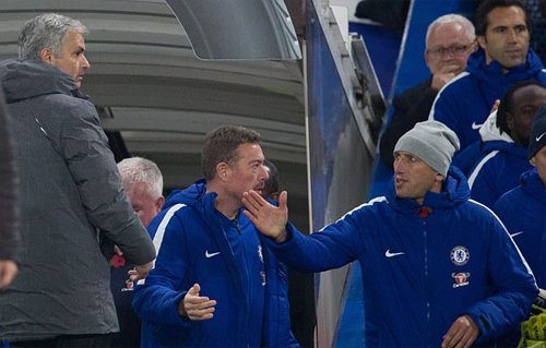 Mourinho vừa bắt tay các trợ lý HLV của Chelsea...