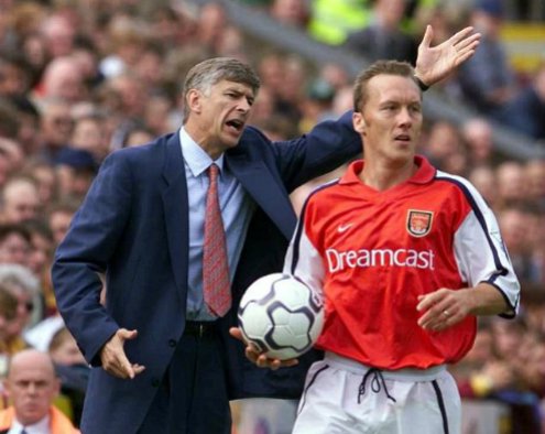 HLV Wenger và Lee Dixon trong thời kỳ vàng son của Arsenal những năm cuối thập niên 90. 