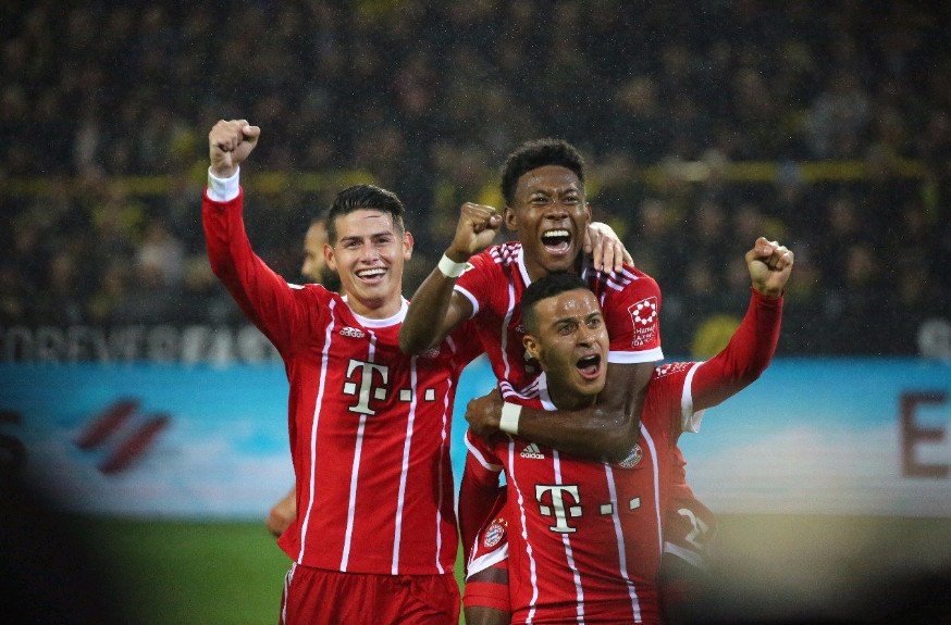 Các cầu thủ Bayern ăn mừng sau thắng lợi hoành tráng. 