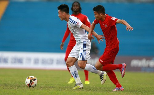 Quảng Nam (áo trắng) đang đứng trước cơ hội lần đầu tiên trong lịch sử vô địch V-League.