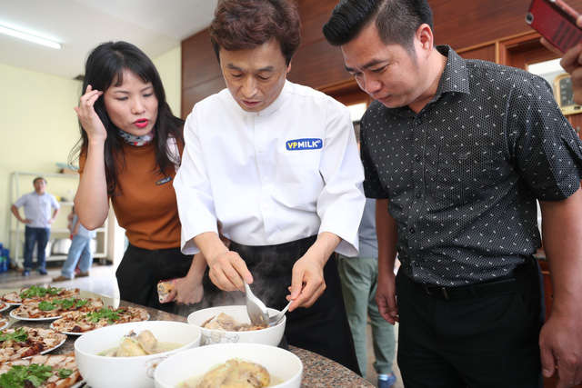 Đại diện nhà tài trợ VPMilk và chuyên gia đến từ Hàn Quốc theo dõi khẩu phần ăn dành cho cầu thủ HA Gia Lai
