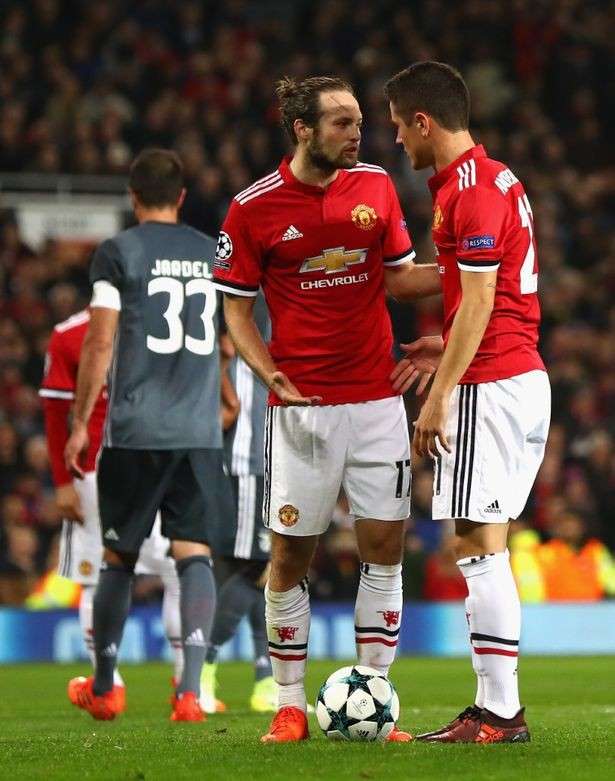 Herrera (phải) nhường quyền đá penalty cho Blind sau khi nhận được chỉ đạo từ Mourinho