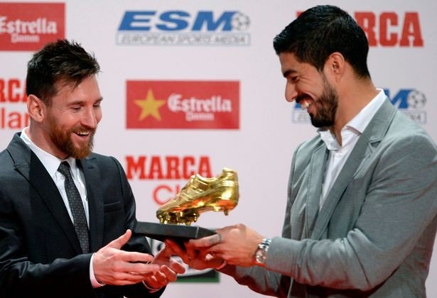 Messi nhận giải Chiếc giày vàng châu Âu từ Luis Suarez