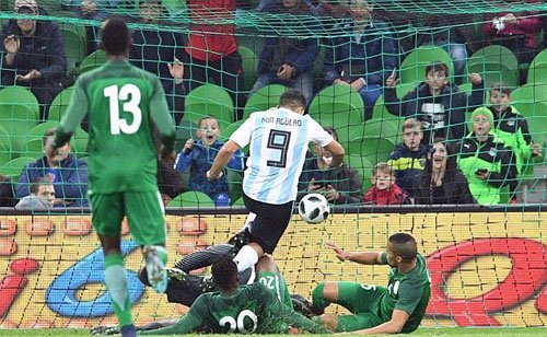 Hai hậu vệ Nigerina không thể ngăn Aguero đệm bóng ghi bàn.