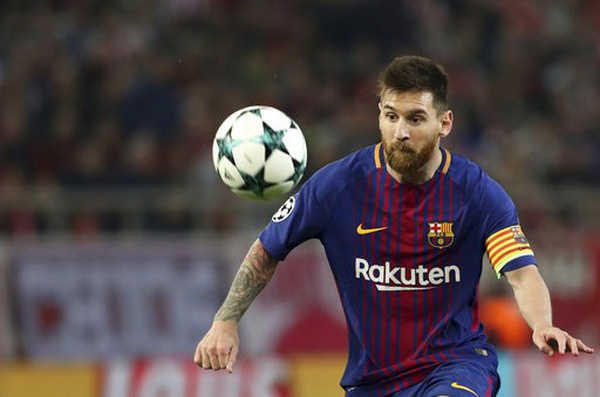 Một mình Messi ghi bàn gấp đôi hàng công của Real 