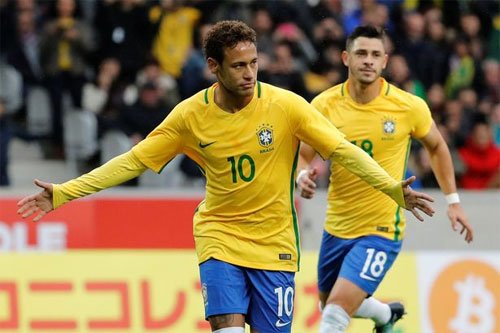 Neymar (trái) mở đường cho chiến thắng của Brazil. 