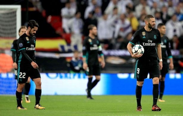 Hai cầu thủ Toni Kroos và Luka Modric thi đấu quá xa nhau, khiến cho lối chơi Real Madrid thiếu kết dính