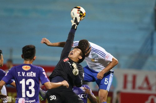 Quảng Nam (áo trắng) vẫn hi vọng phép màu đến, giúp họ lần đầu tiên trong lịch sử vô địch V-League.