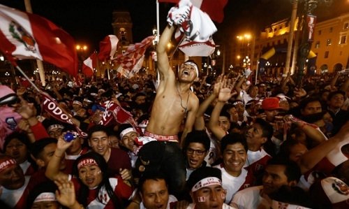 Sự vui mừng của các CĐV Peru sau khi đội nhà giành vé dự World Cup. 