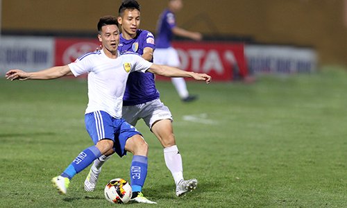 Quảng Nam (áo trắng) vượt qua Hà Nội FC ở phút chót để đăng quăng V-League 2017. 