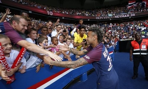  Neymar ra mắt với CĐV PSG tại Parc des Princess