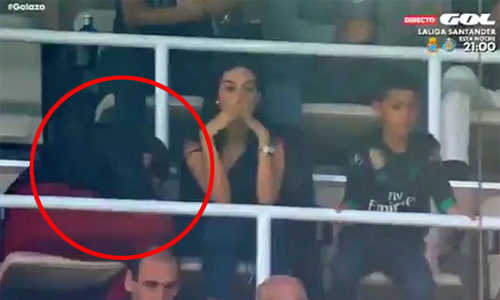 Mẹ Ronaldo giấu mặt về phía sau, không dám nhìn con trai sút phạt đền