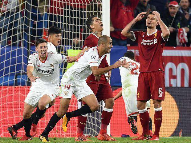 Sevilla (áo trắng) đã có cuộc ngược dòng khó tin trước Liverpool
