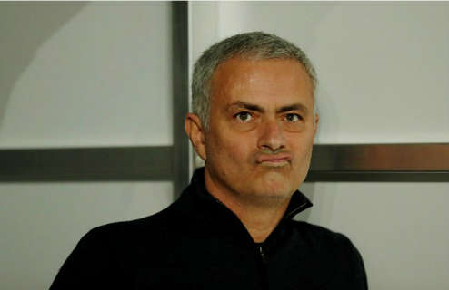 Vẻ mặt thất vọng của HLV Mourinho khi Man Utd để thua Basel
