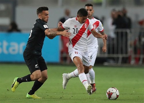 Peru (áo trắng) qua mặt New Zealand trong trận lượt về sau khi hòa 0-0 ở lượt đi