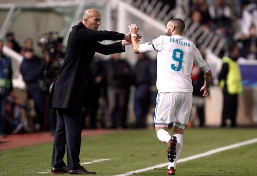 Zidane chia vui với hậu bối đồng hương