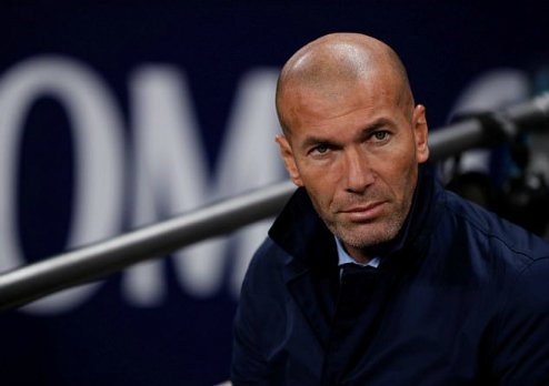Zidane lần đầu tiên đối mặt tin đồn bị sa thải từ khi nắm quyền Real. 