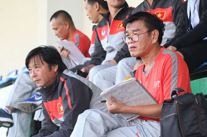 Các HLV chăm chú theo dõi buổi tập của U23 Việt Nam