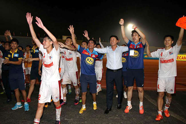 Thành công của đội 1 lẫn U21 HAGL lúc này có dấu ấn lớn từ GĐKT Chung Hae Seung (áo trắng)