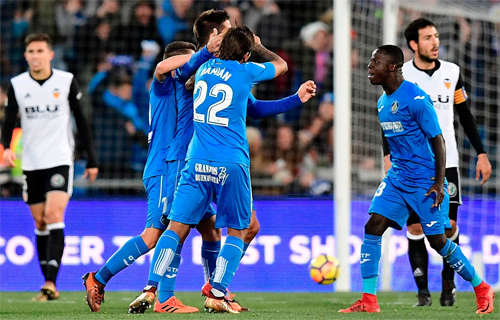 Getafe (áo xanh) giành chiến thắng gây bất ngờ tại La Liga