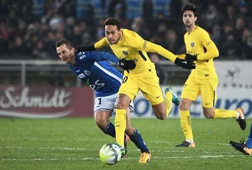 Lienard (áo xanh) trong một tình huống tranh chấp với Neymar. Ngôi sao người Brazil của PSG chơi không nổi bật trong trận thua Strasbourg này