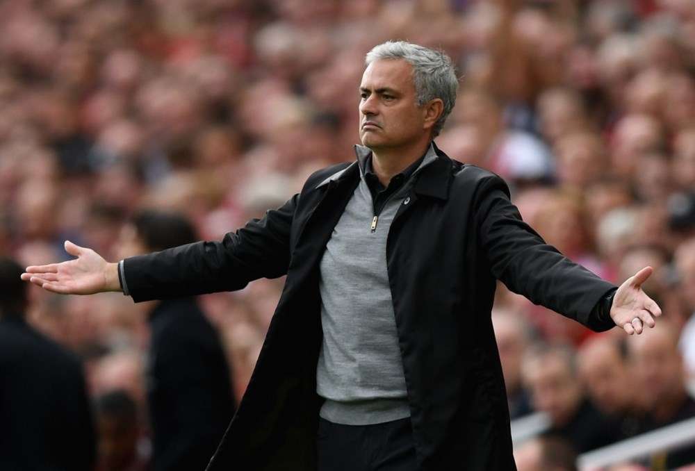 Mourinho sẽ "dựng xe buýt" trong trận đấu derby Manchester, bất chấp sự phản đối của nhiều người