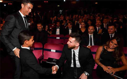 Ảnh bắt tay giữa Cristiano Jr. và Messi được chụp trong lễ trao giải The Best 2017 hồi tháng 10