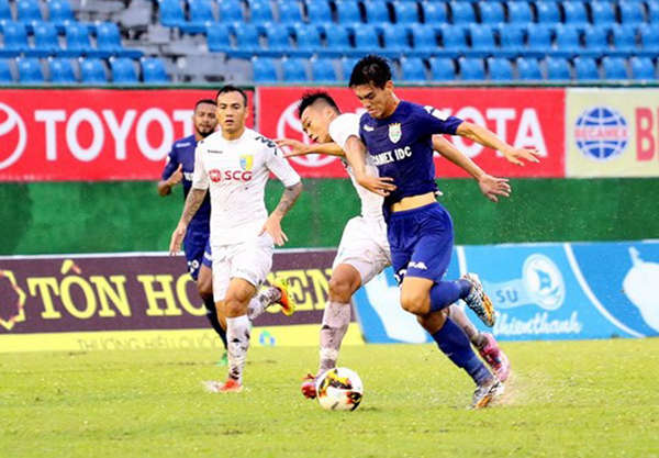 Tiến Linh (áo xanh) trong một trận đấu tại V-League