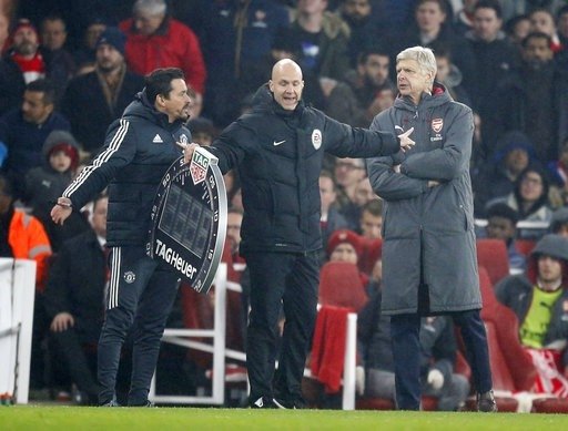 Arsenal của Wenger (trái) vừa thua MU vào cuối tuần qua