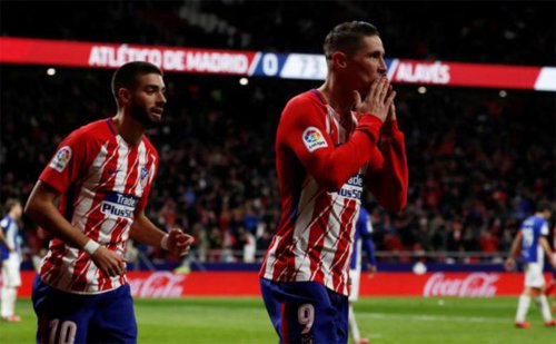 Torres (phải) tỏa sáng đúng lúc trong màu áo Atletico. 