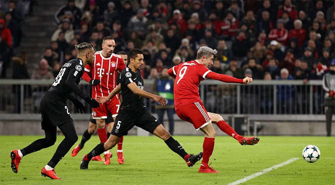 Robert Lewandowski ghi bàn thắng mở tỉ số sớm cho Bayern