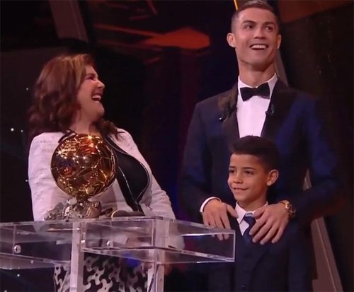 Ronaldo cùng mẹ và con trai trong Gala Quả Bóng Vàng 2017. 