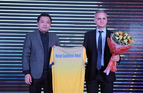 HLV Mihail Marian Cucchiaroni (phải) và Chủ tịch CLB Thanh Hóa Doãn Văn Phương.