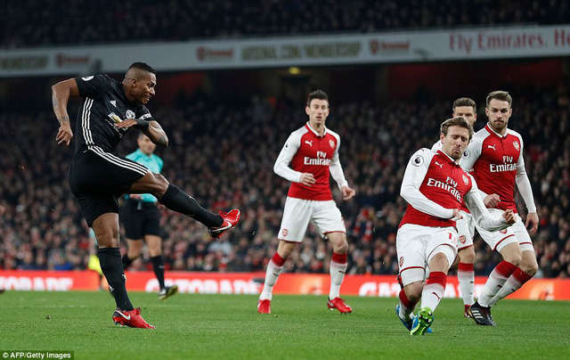 Hàng thủ thiếu tập trung khiến Arsenal nhận 2 bàn thua đầu trận