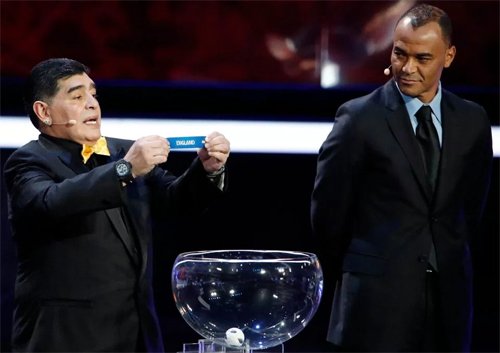 Maradona (trái) tại lễ bốc thăm vòng bảng.