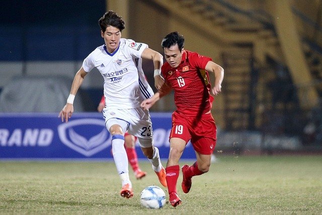 Văn Toàn (phải) gần như chắc suất ở U23 Việt Nam