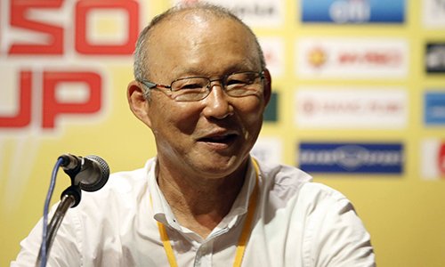 HLV Park Hang-seo cười tươi trong phòng họp báo sau trận thắng Thái Lan. 