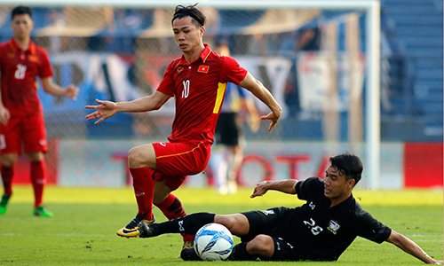 Công Phượng khai thác điểm yếu nơi hàng thủ Thái Lan để ghi hai bàn mang về chiến thắng. 