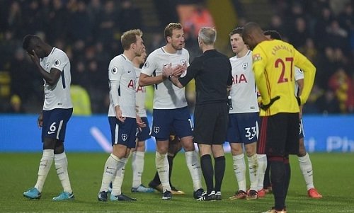 Davinson Sanchez nhận thẻ đỏ vào đầu hiệp hai, khiến Tottenham không thể giành chiến thắng. .