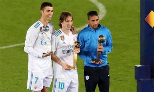 Modric (giữa) giành giải nhờ những nỗ lực kiến tạo cho đồng đội. 