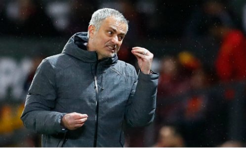 Mourinho chịu sức ép lớn khi liên tục bị Man City gia tăng cách biệt. 