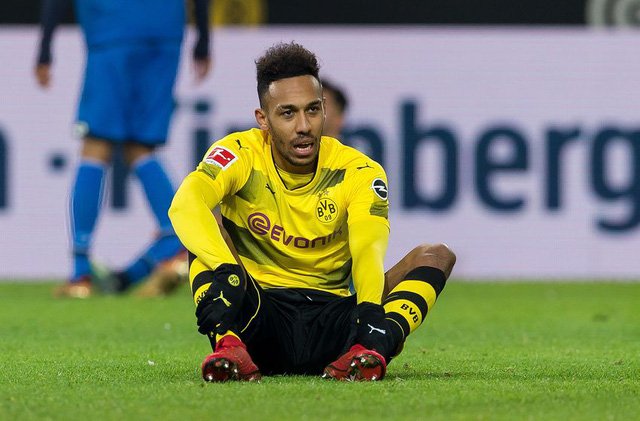 Mùa giải trước, Aubameyang đã đánh bại Lewandowski trở thành Vua phá lưới Bundesliga với 31 pha lập công. Sang mùa này, dù khúc mắc với BLĐ đội bóng (về vấn đề tương lai) nhưng chân sút người Gabon cũng đóng góp 13 bàn cho Dortmund.