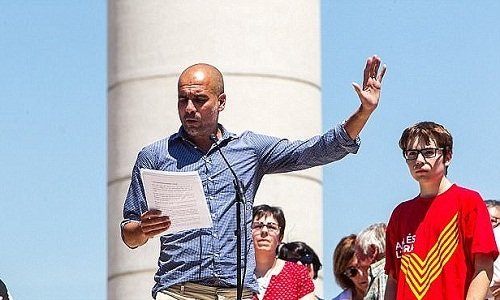 Guardiola đọc tuyên ngôn trong buổi biểu tình của xứ Catalonia. 