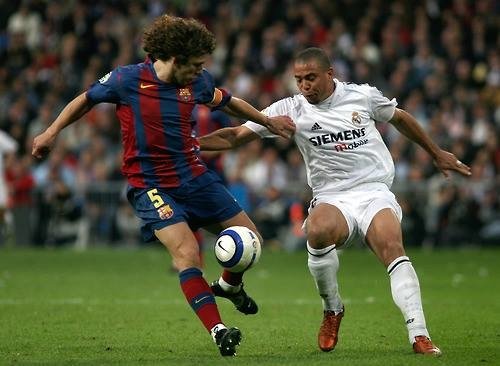 Ronaldo (phải) từng chơi cho cả Barca và Real. 