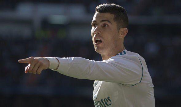 Tin đồn Ronaldo đến Chelsea sau khi anh cùng đồng đội thua thảm Barca, một bước được xem như tự phế sớm ngai vàng