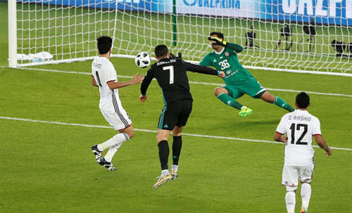 Ronaldo thực hiện cú sút ghi bàn và lập kỷ lục mới