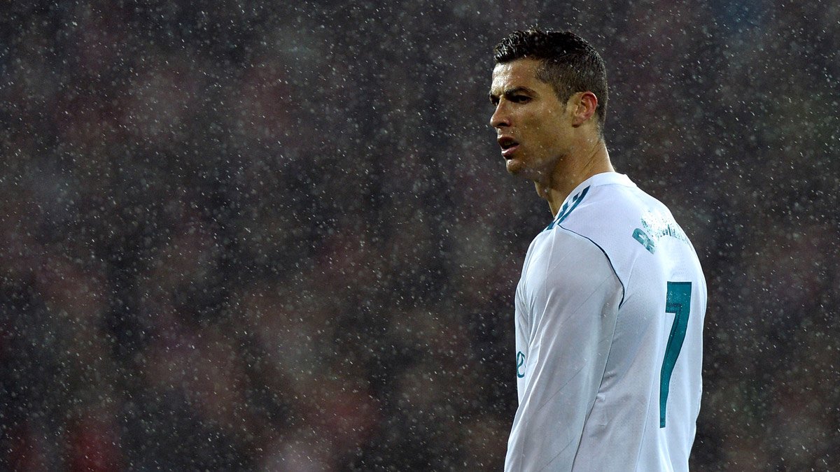 Ronaldo bất mãn đồng đội, nhớ về MU