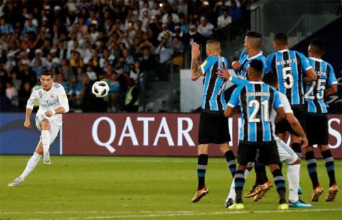 Hàng rào của Gremio không ngăn được Ronaldo sút phạt đưa bóng vào góc gần. 