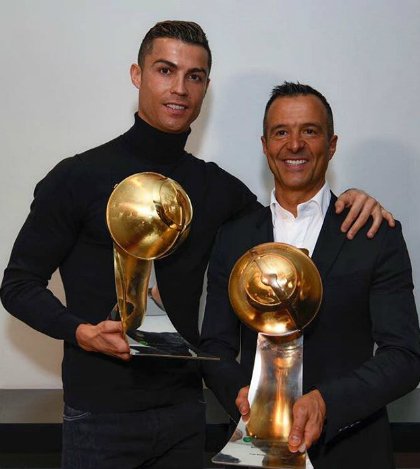 Ronaldo và Jorge Mendes cùng nhận giải tại Globe Soccer Awards. 