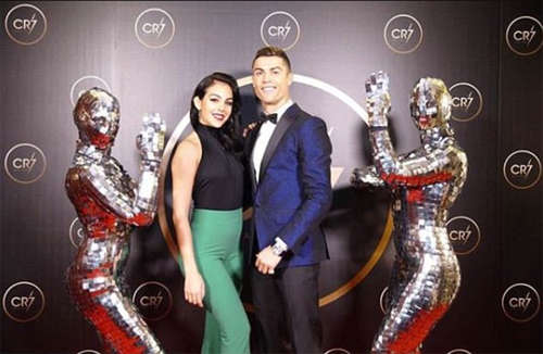 Ronaldo chụp riêng với bạn gái Georgina